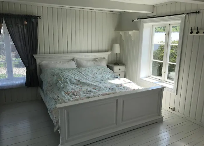 Landlig Idyll Med Fjordutsikt